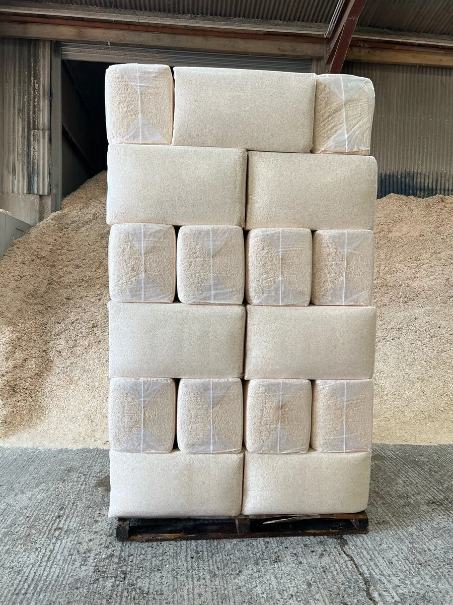 Premium Wood Shavings in 25kg Bales - Image 2