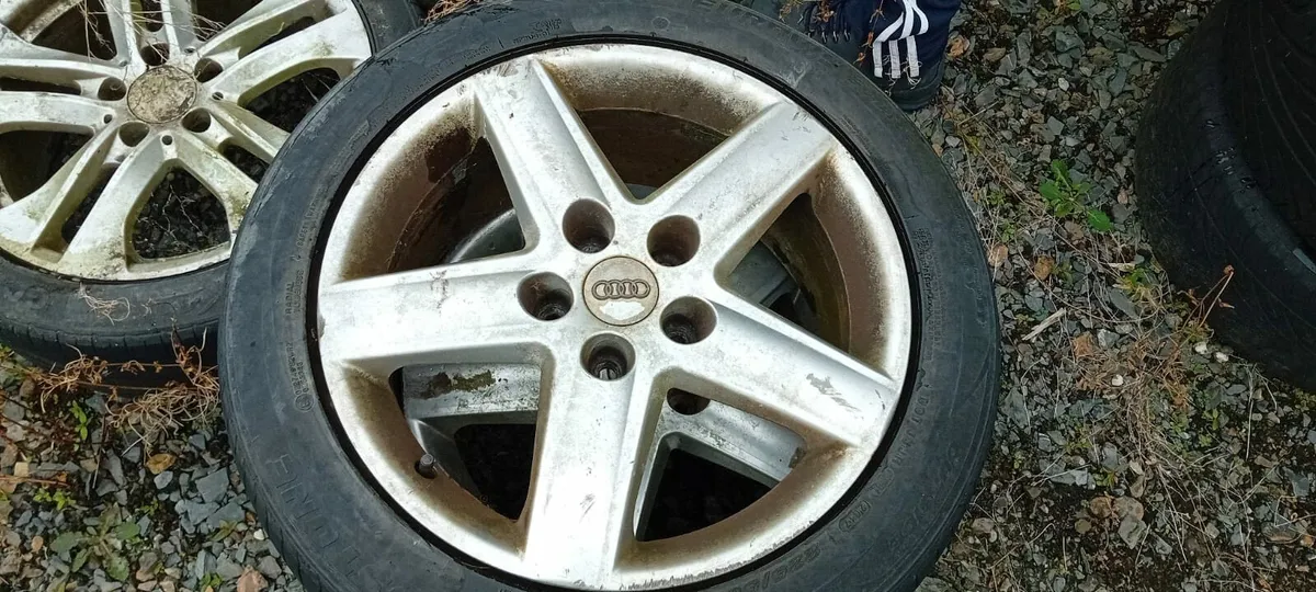 Selection of alloy wheels - Image 4