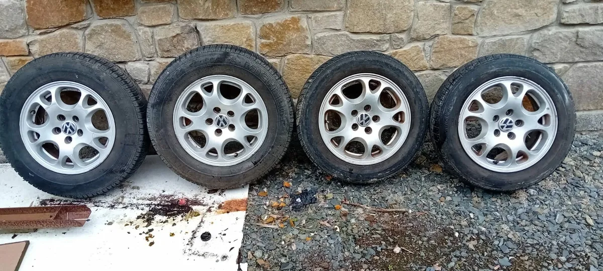 Selection of alloy wheels - Image 3