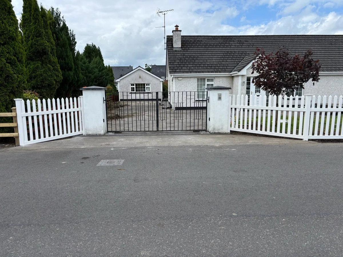PVC no maintenance fencing. - Image 1
