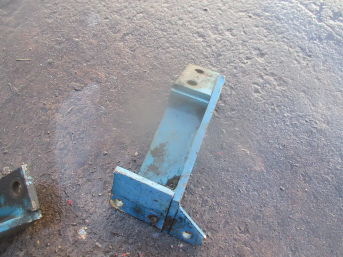 Ford 4000 Cab Front Brackets - Image 3