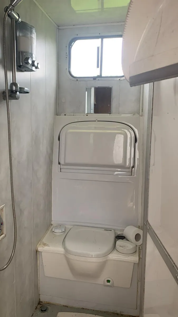 7.5t Horse truck**Back up due to many time wasters - Image 4