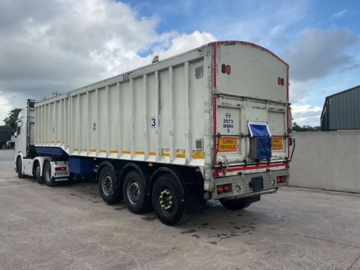 2002 United Trailers 3 Compartment Tipping Blower - Image 3