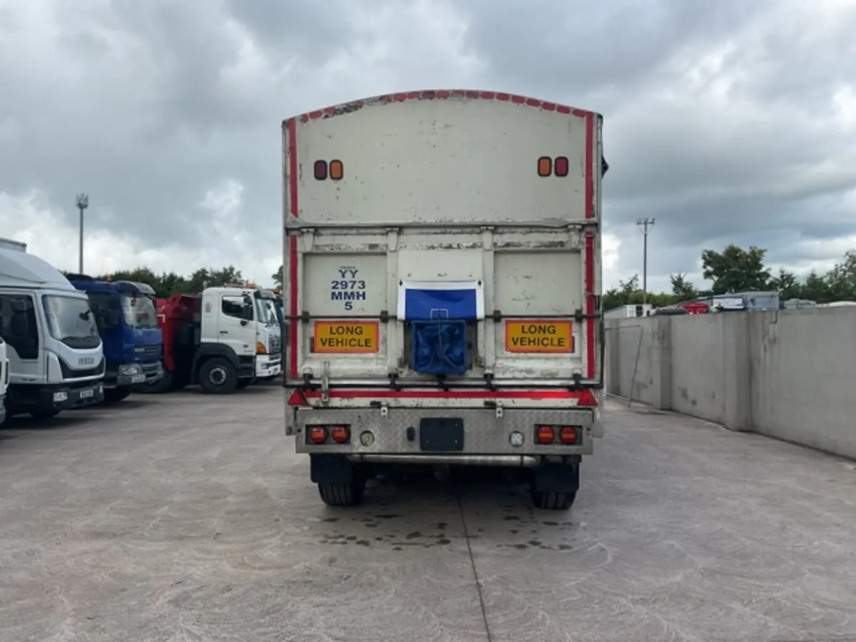 2002 United Trailers 3 Compartment Tipping Blower - Image 4