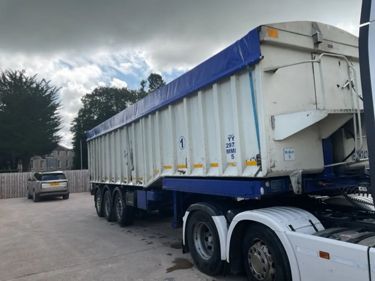 2002 United Trailers 3 Compartment Tipping Blower - Image 1