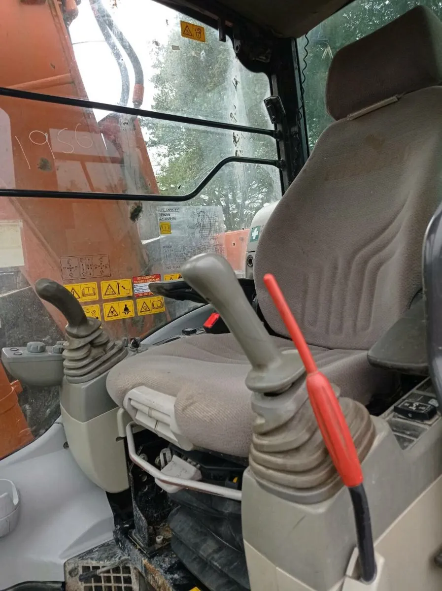 Hitachi digger - Image 4