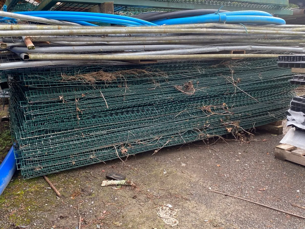 Green mesh fencing incl posts and gates