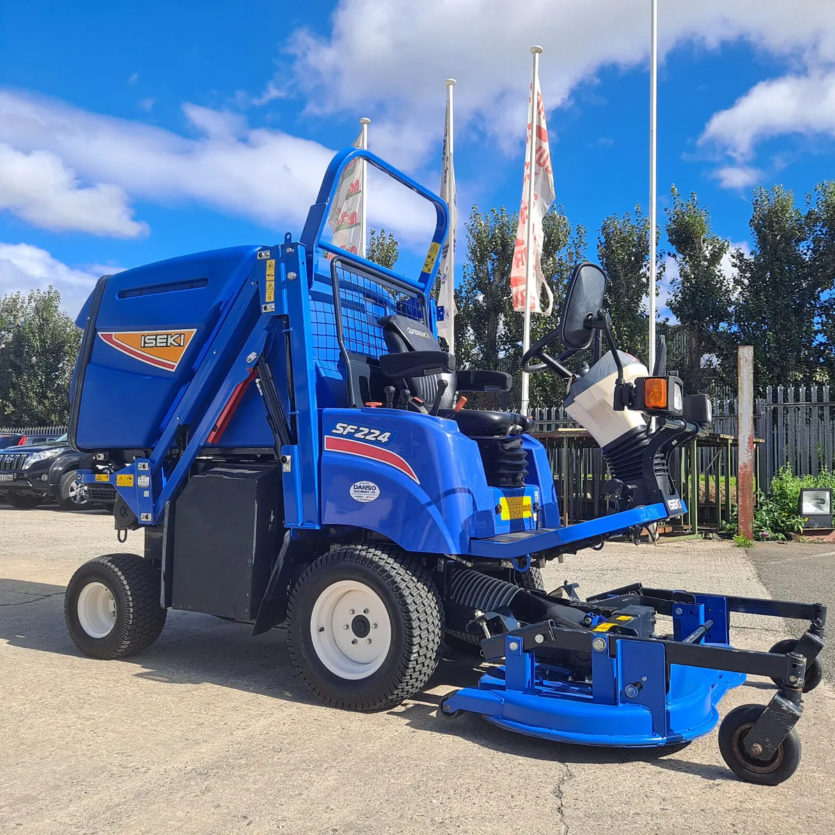 Iseki SF224 Out Front High Dump Collector Mower - Image 4