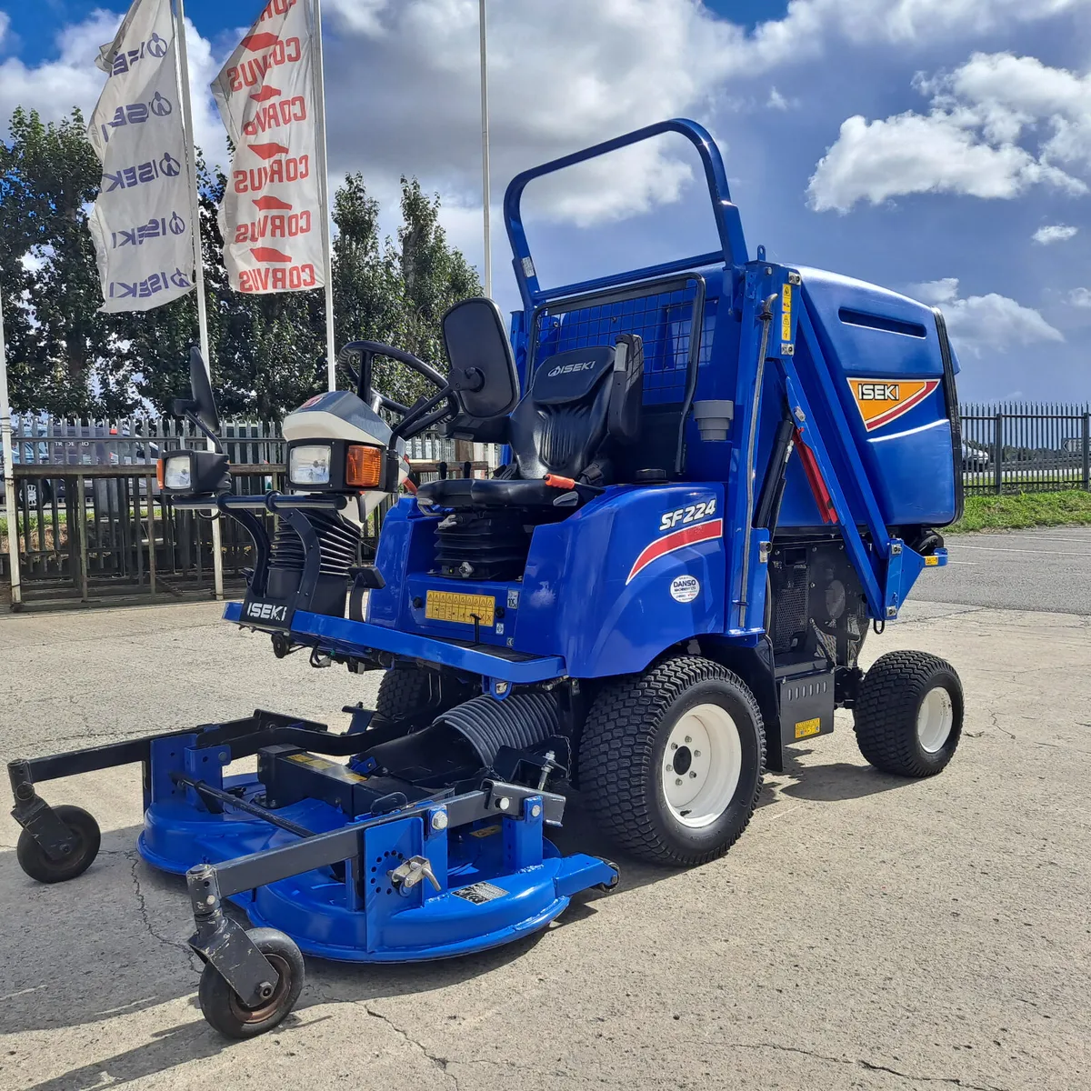Iseki SF224 Out Front High Dump Collector Mower - Image 3