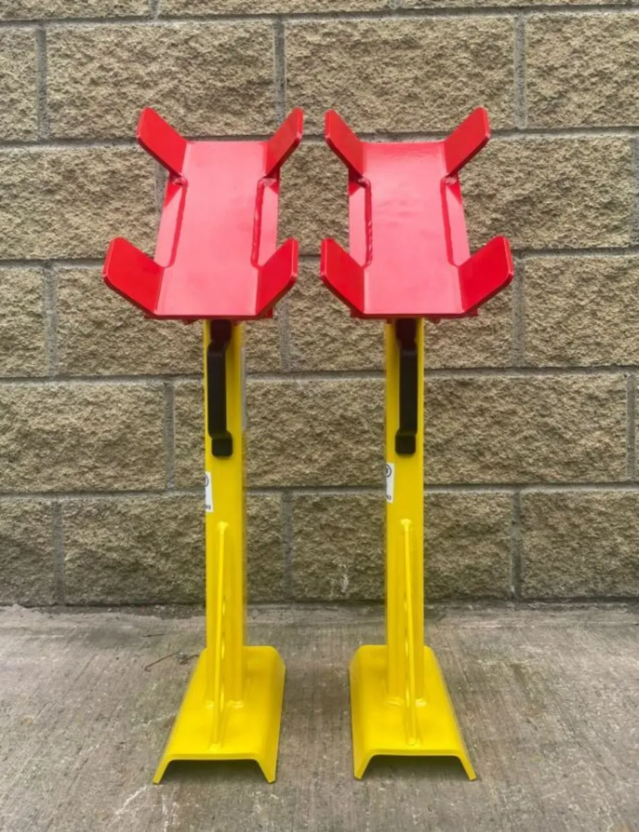 Freestanding tippertruck chassis body support prop - Image 2