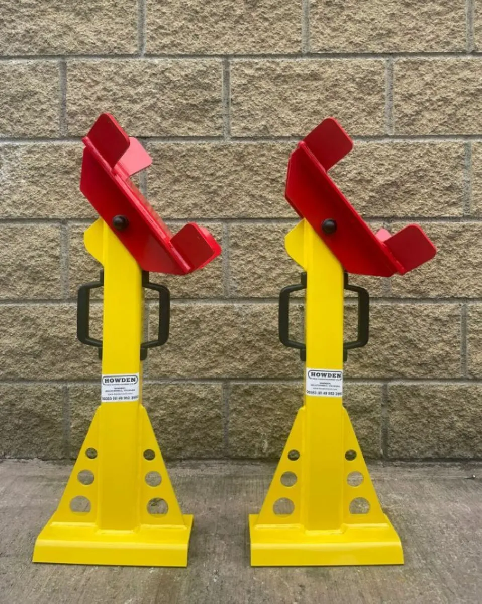 Freestanding tippertruck chassis body support prop - Image 1