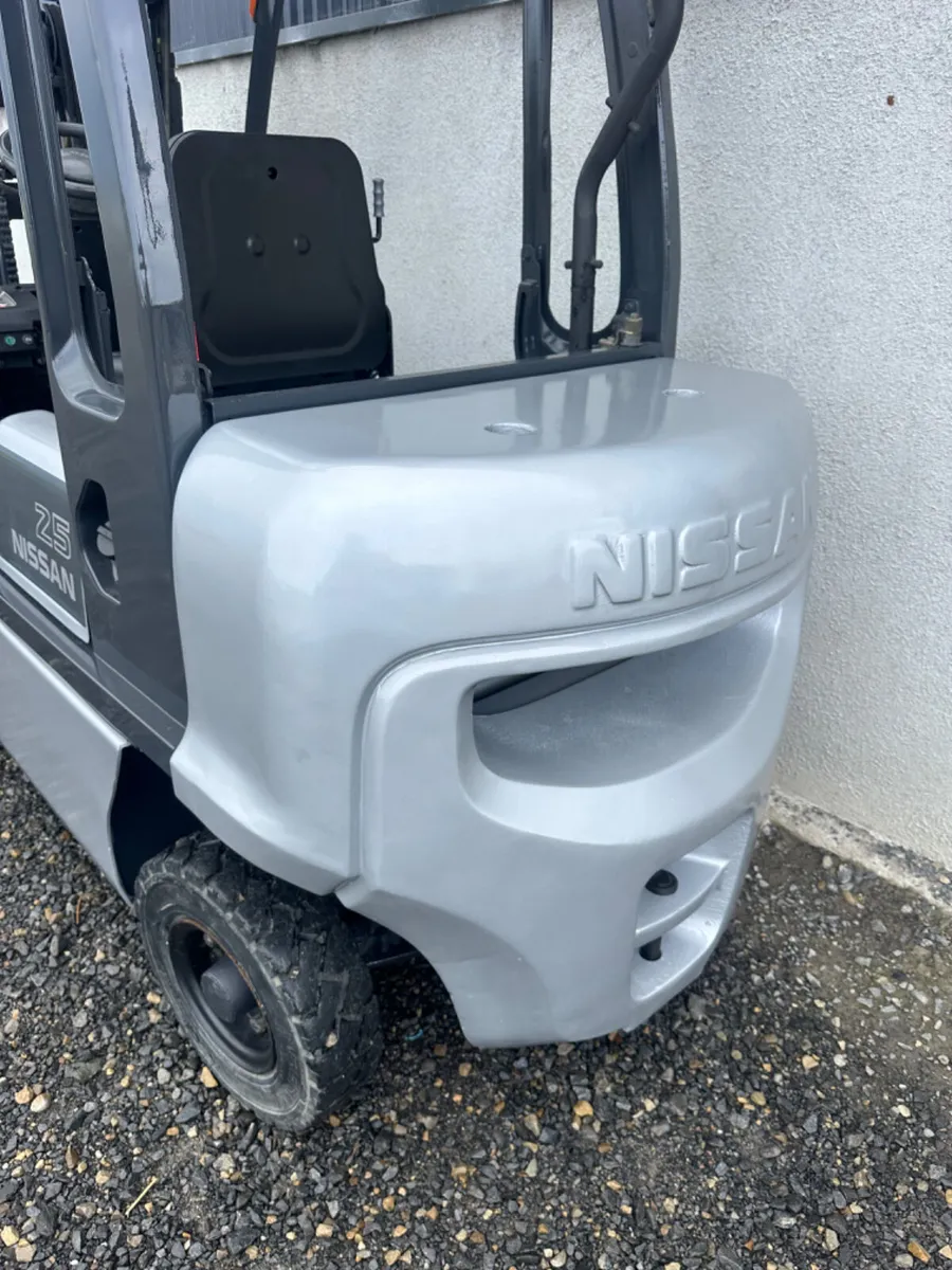 Nissan 2.5 Ton Forklift - Image 4