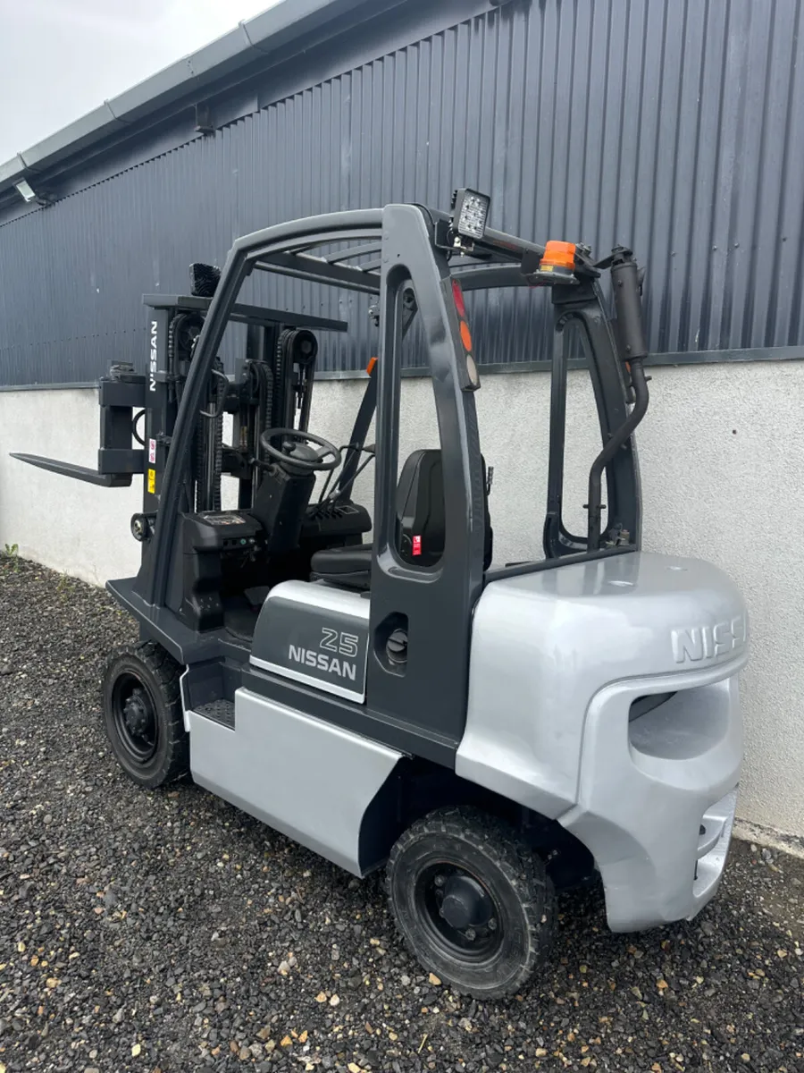 Nissan 2.5 Ton Forklift - Image 2