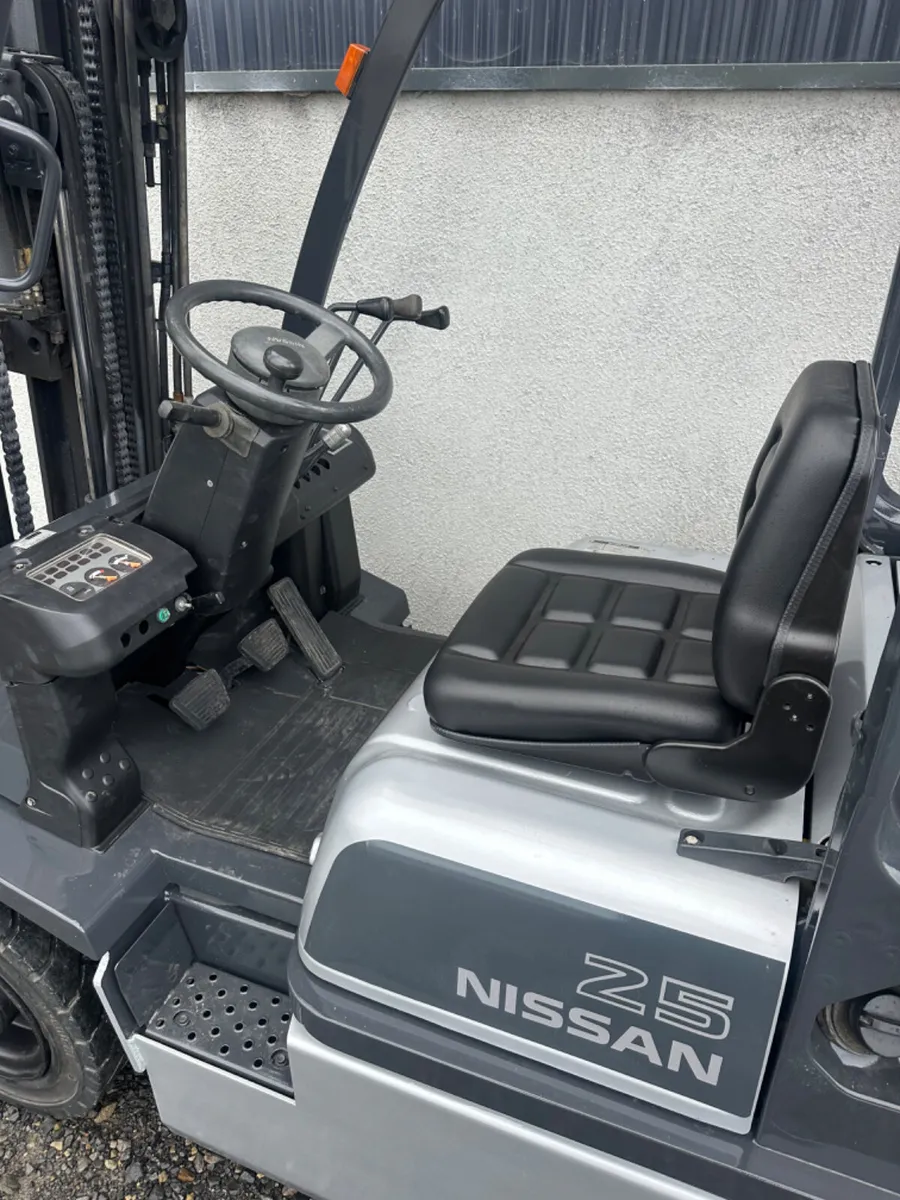 Nissan 2.5 Ton Forklift - Image 3