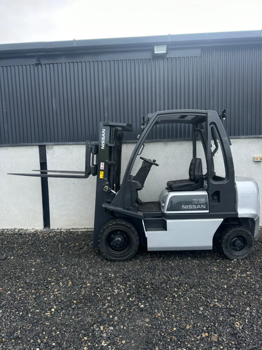 Nissan 2.5 Ton Forklift - Image 1