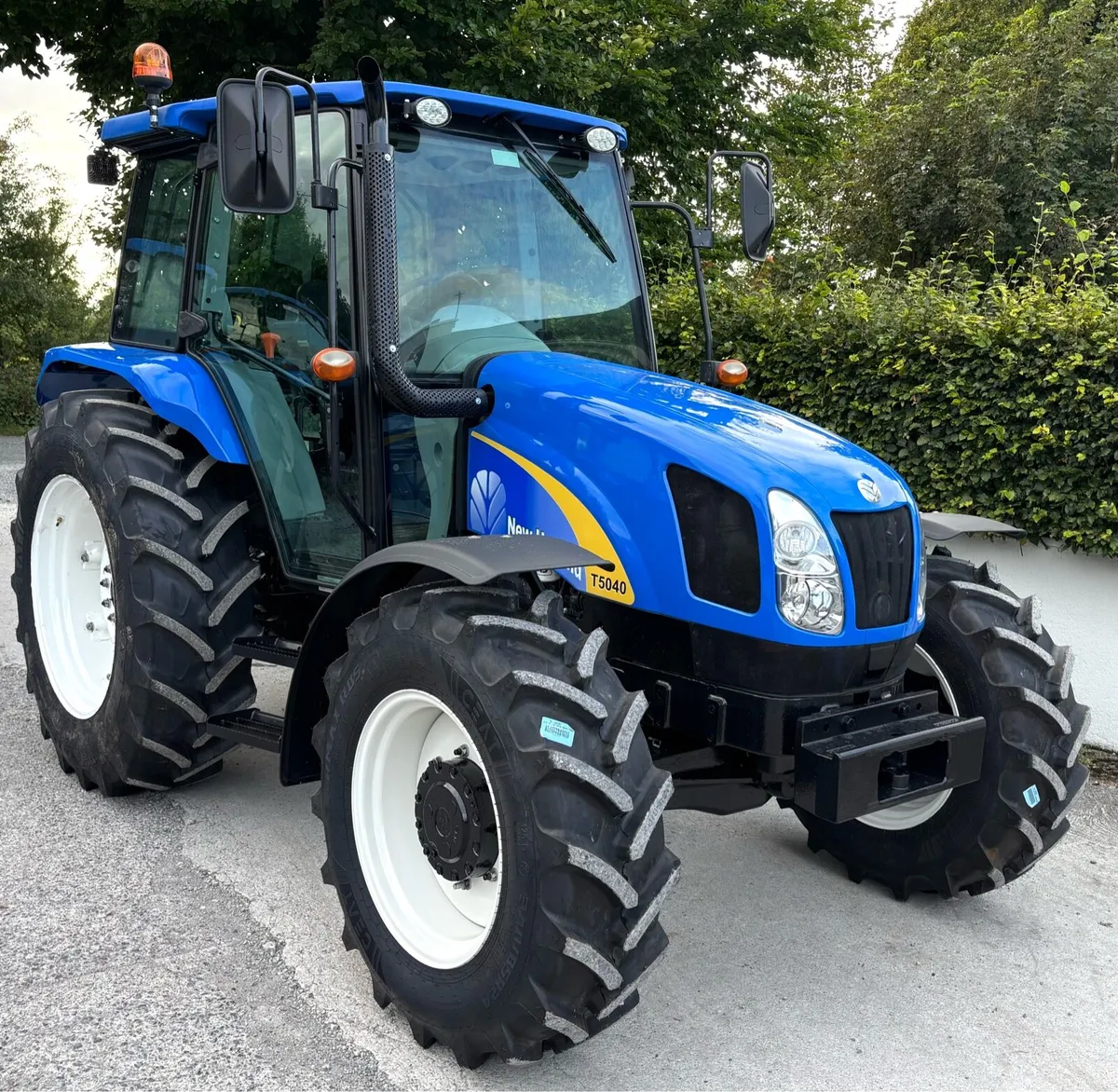 NEW HOLLAND T5040 ** Power Shuttle** - Image 3