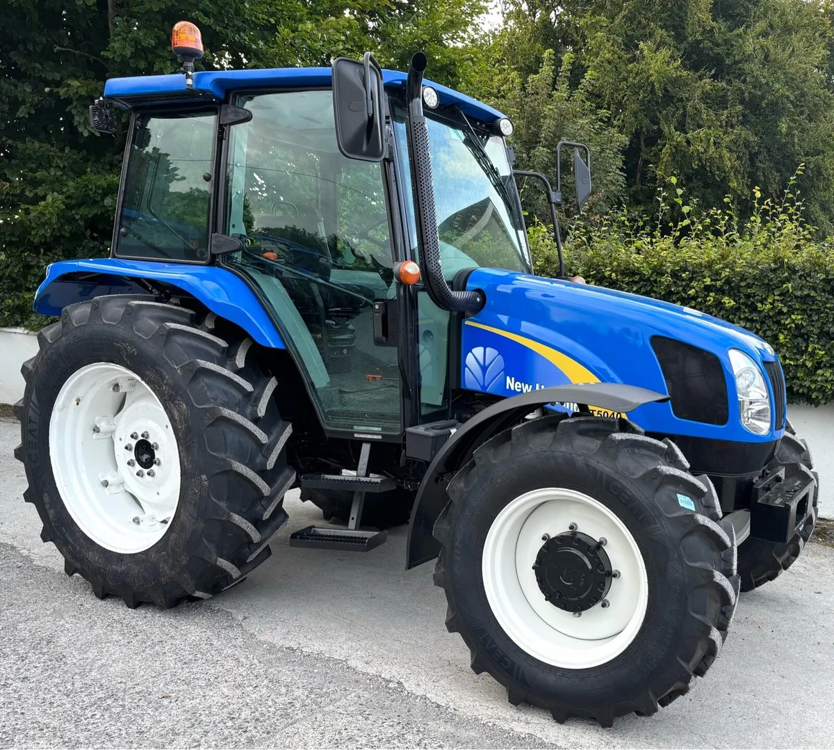 NEW HOLLAND T5040 ** Power Shuttle** - Image 4