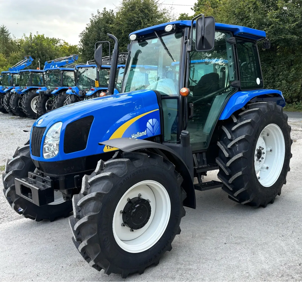 NEW HOLLAND T5040 ** Power Shuttle** - Image 1