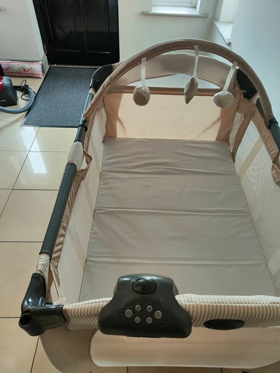 Graco travel cot - Image 4