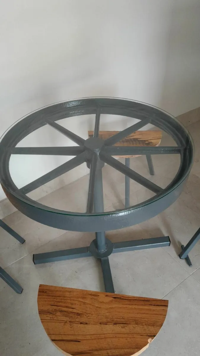 Table & chairs - Image 2