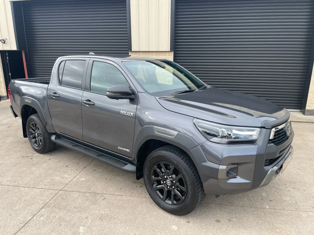 NEW/INUSED 2025 TOYOTA HILUX 2.8 INVINCIBLE X AUTO - Image 4