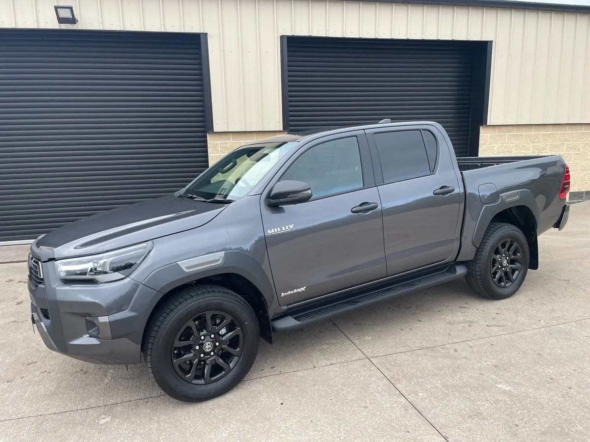 NEW/INUSED 2025 TOYOTA HILUX 2.8 INVINCIBLE X AUTO - Image 3