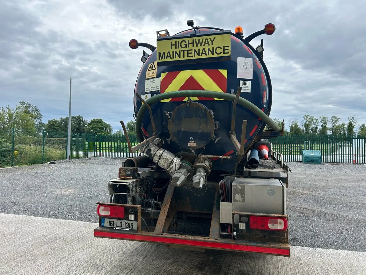 Vacuum tanker with wash down. - Image 4