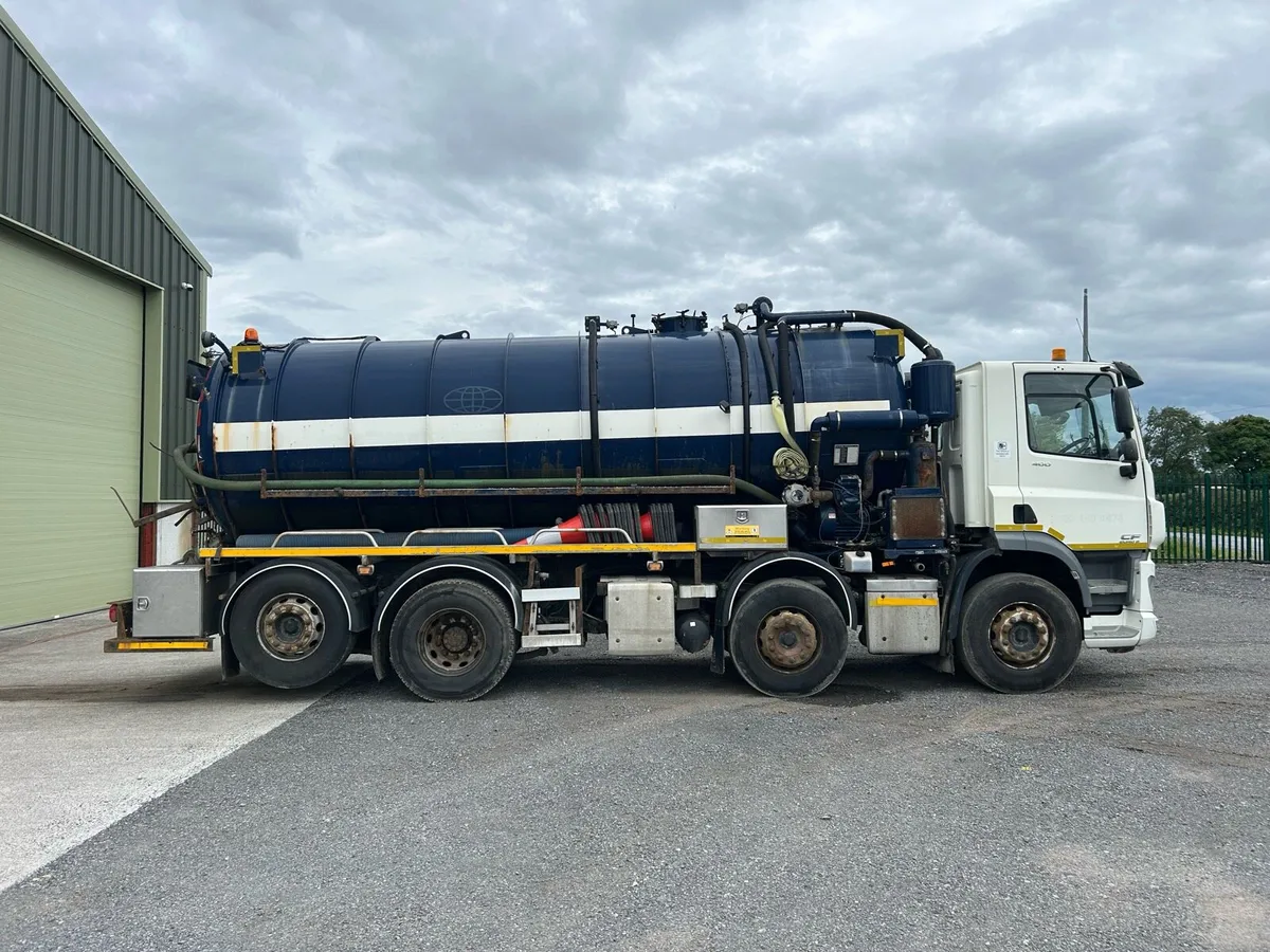 Vacuum tanker with wash down. - Image 3