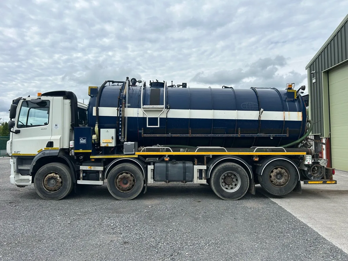 Vacuum tanker with wash down. - Image 1