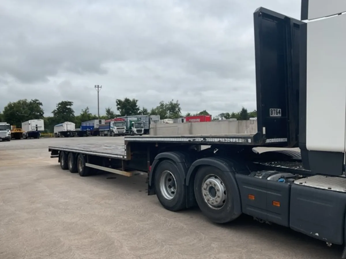 2017 Cartwright Tri Axle Stepframe Flatbed - Image 1