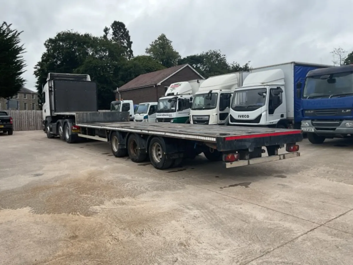 2017 Cartwright Tri Axle Stepframe Flatbed - Image 3