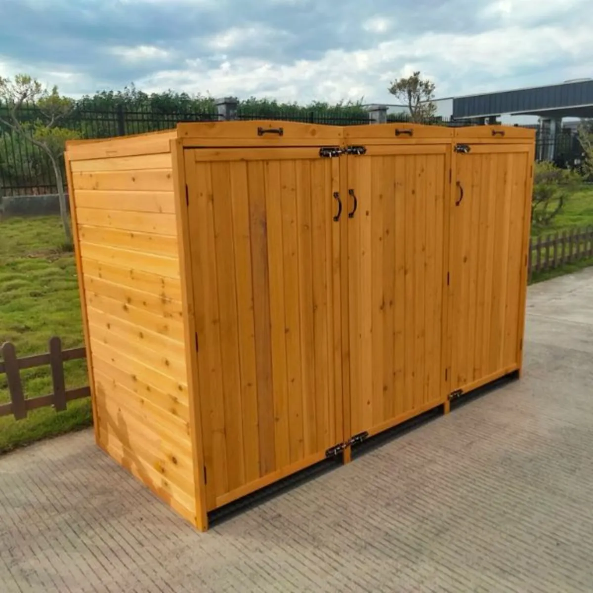 Deluxe Wheelie Bin Storage with Gas Struts – 3 Bay - Image 4