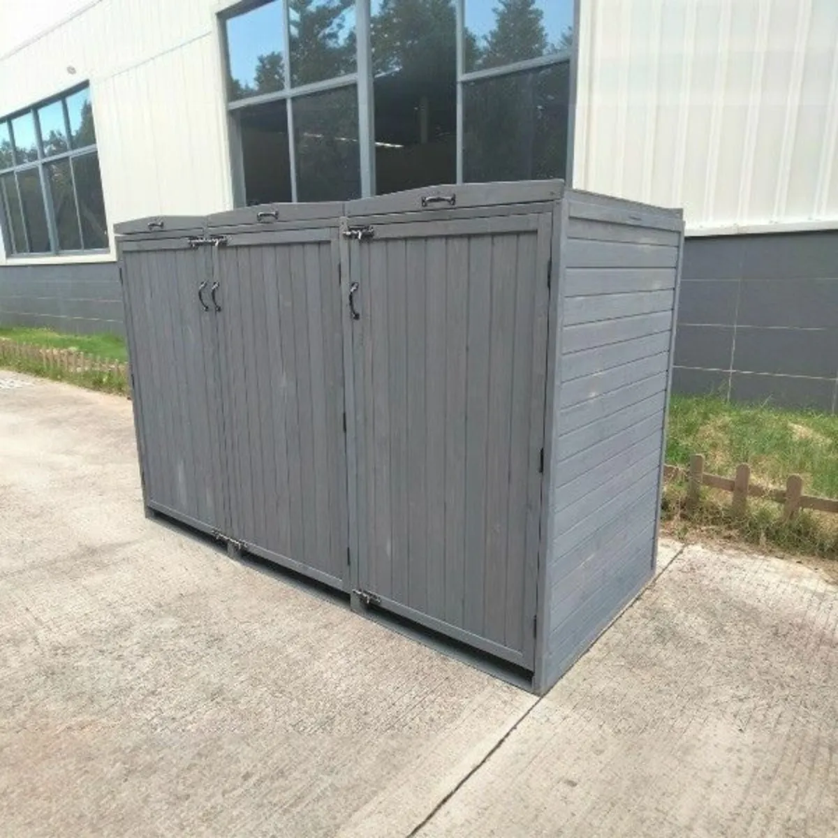 Deluxe Wheelie Bin Storage with Gas Struts – 3 Bay - Image 2