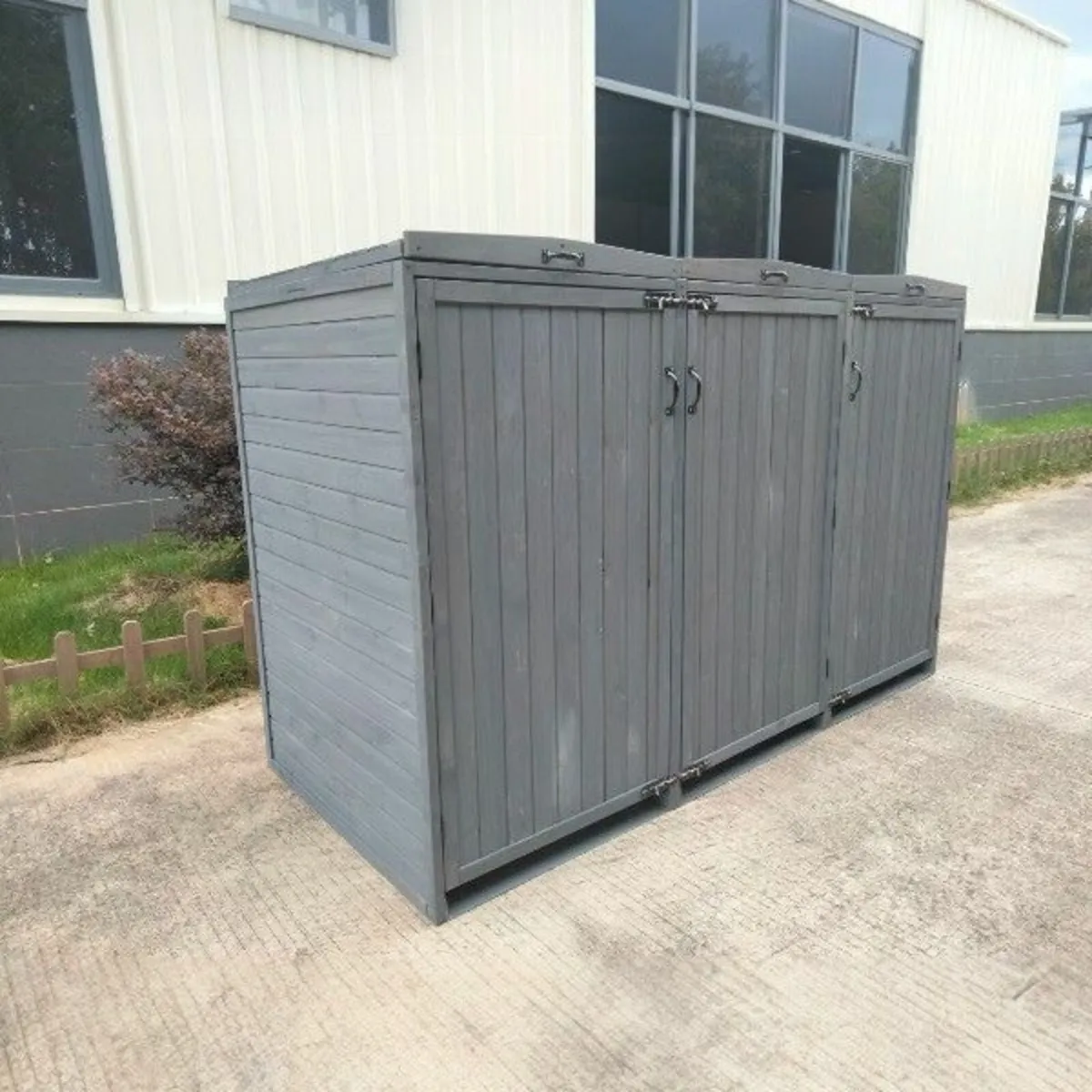 Deluxe Wheelie Bin Storage with Gas Struts – 3 Bay - Image 3