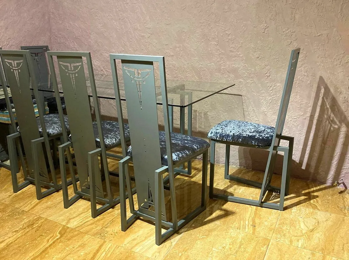 AMAZING VINTAGE dining table and chairs. - Image 2