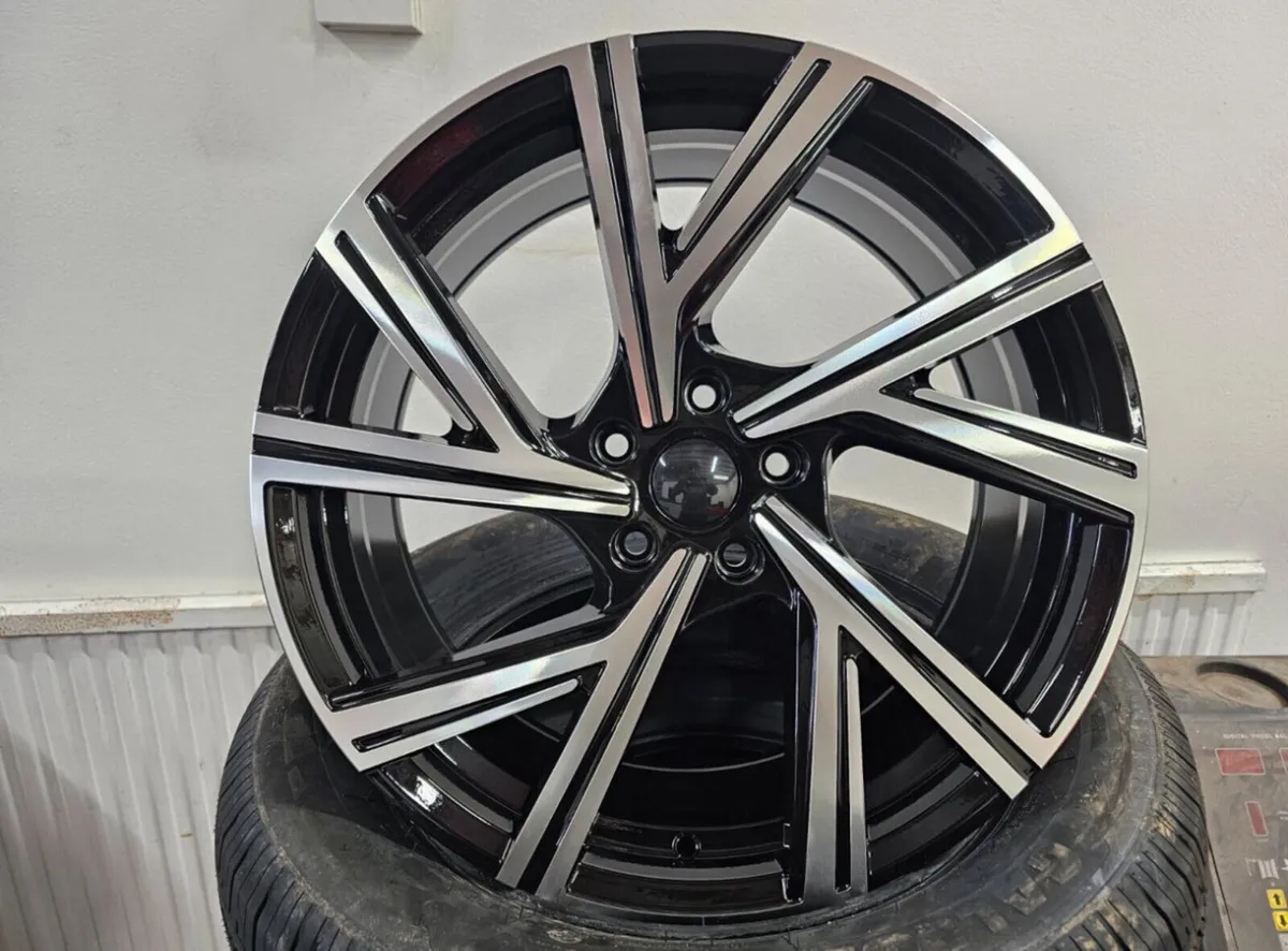 VW Golf R Style Alloys - Image 2