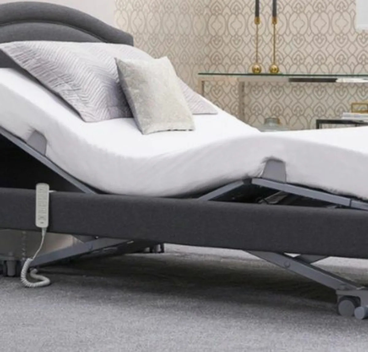 Hospital style electric bed - Image 1