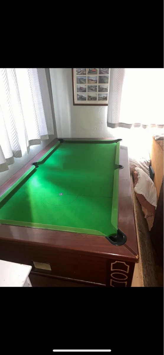 Pool table - Image 1