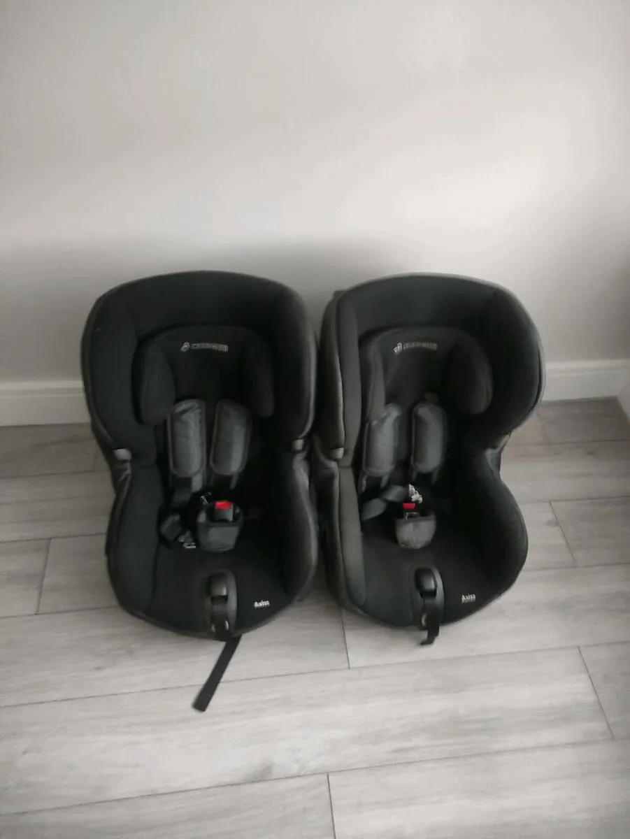 Swivel baby car seats x2 - Image 1