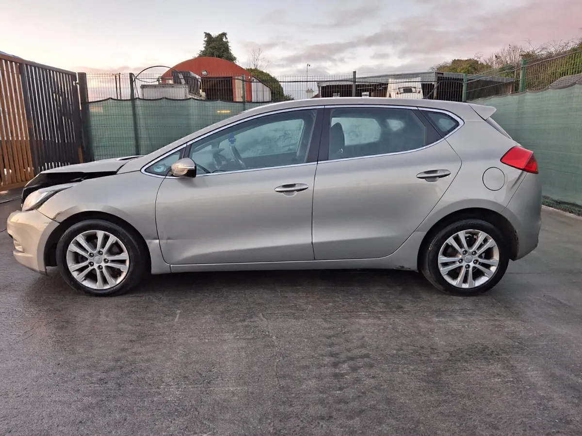 2013 Kia Ceed 1.6L Diesel light damage - Image 3