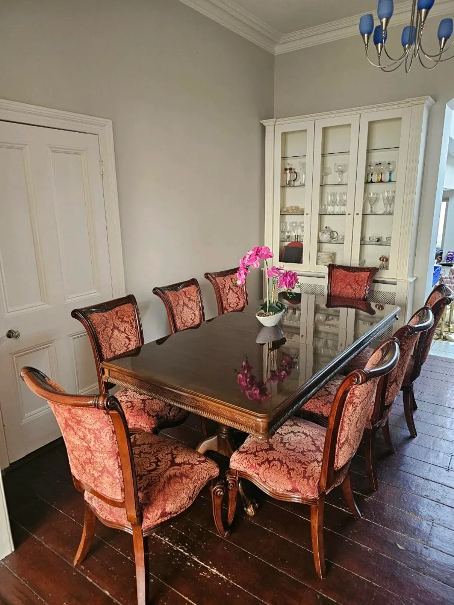Classic dining table and 8 chairs - Image 4