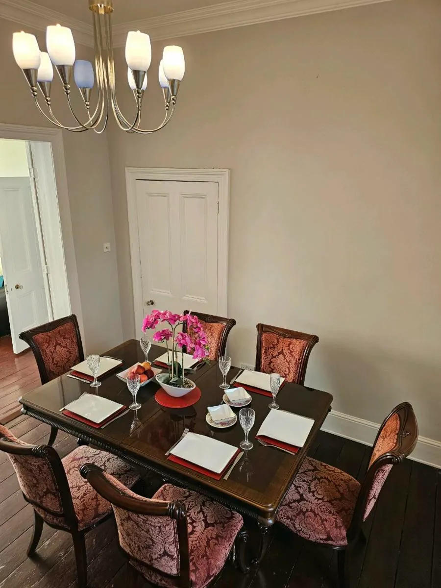 Classic dining table and 8 chairs - Image 2