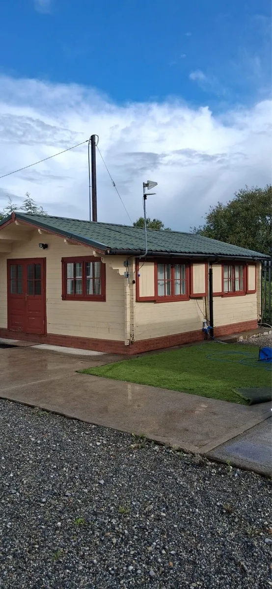 LOG CABIN. - Image 1