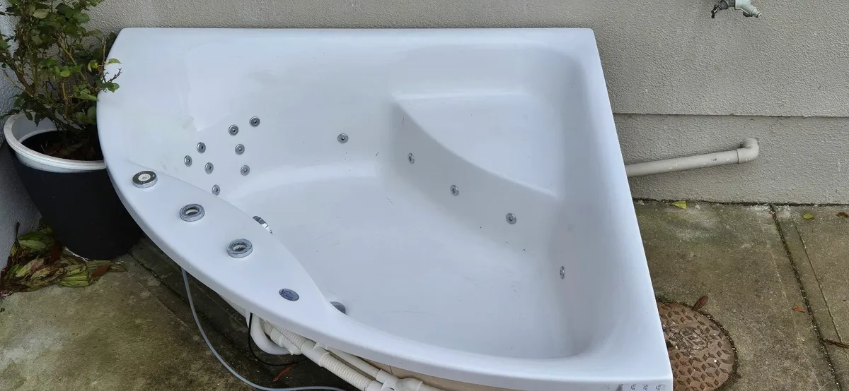 Jacuzzi Bath - Image 3