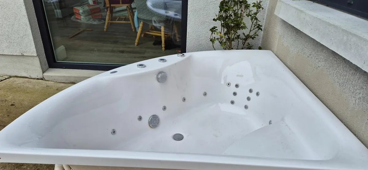 Jacuzzi Bath - Image 2