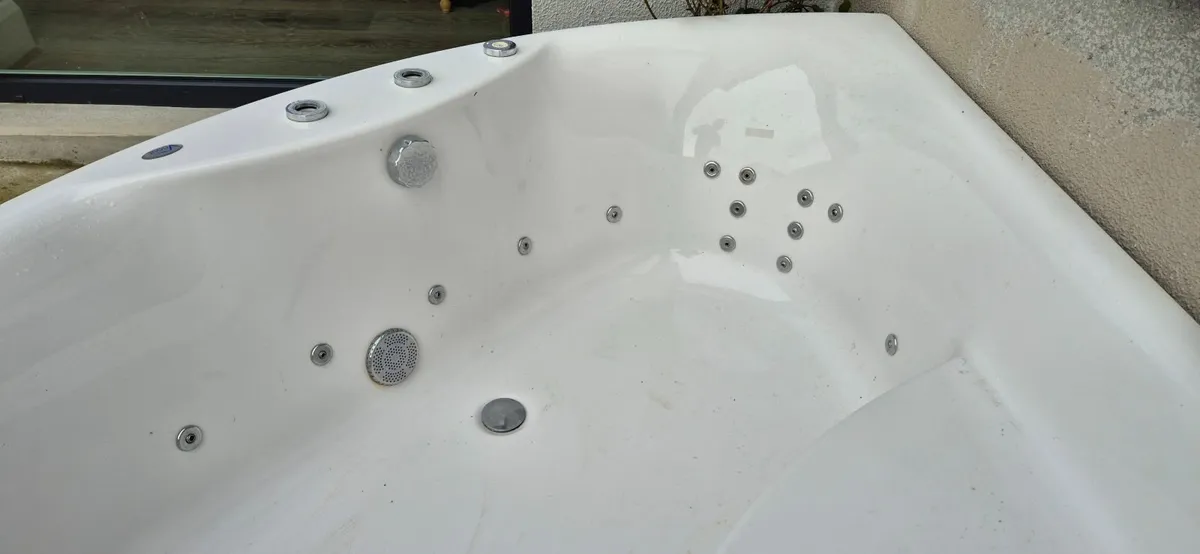 Jacuzzi Bath - Image 1