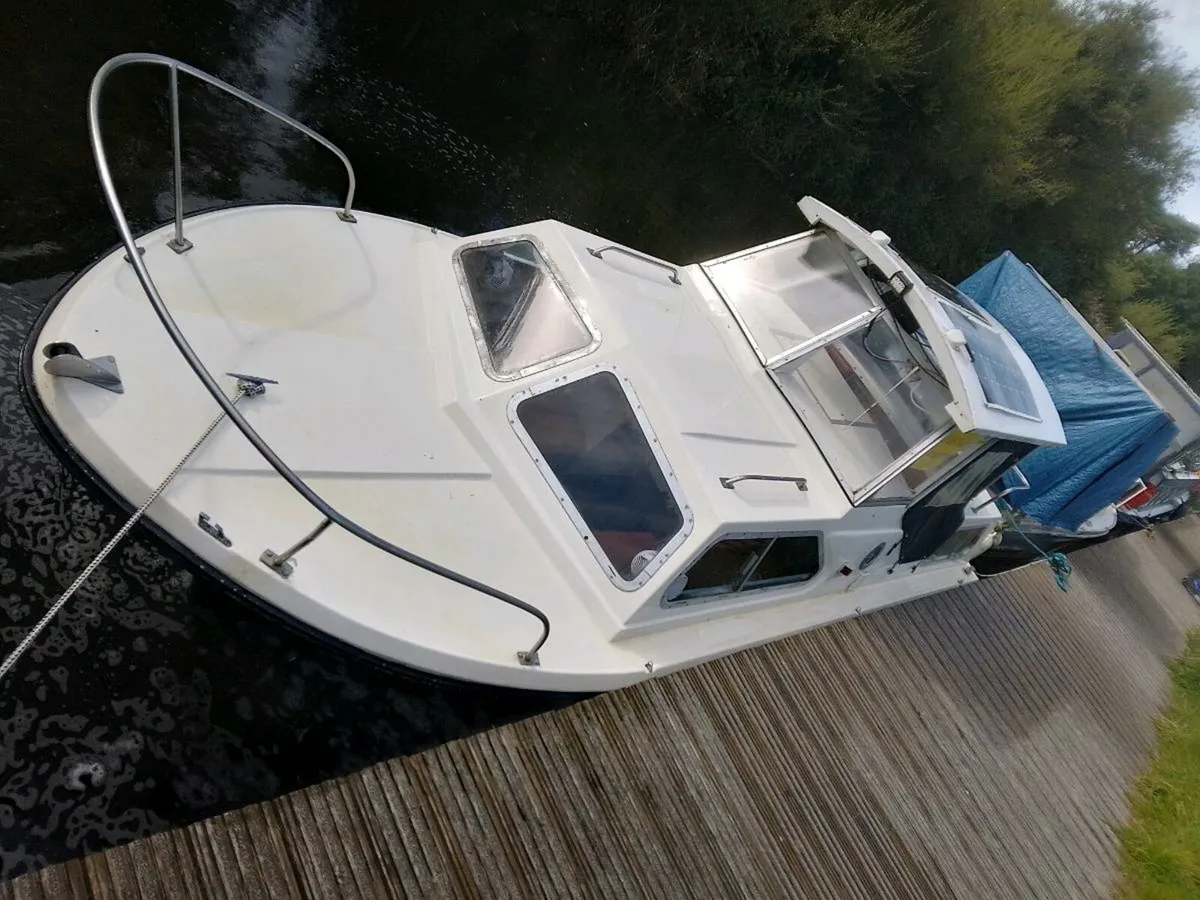 22ft Norman Freeman cabin cruiser & trailer - Image 1