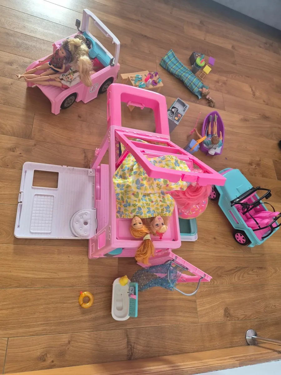 Barbie campervan set & dolls - Image 2