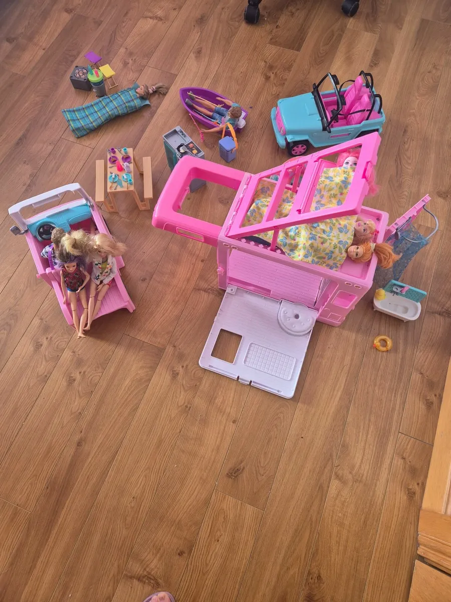 Barbie campervan set & dolls - Image 3