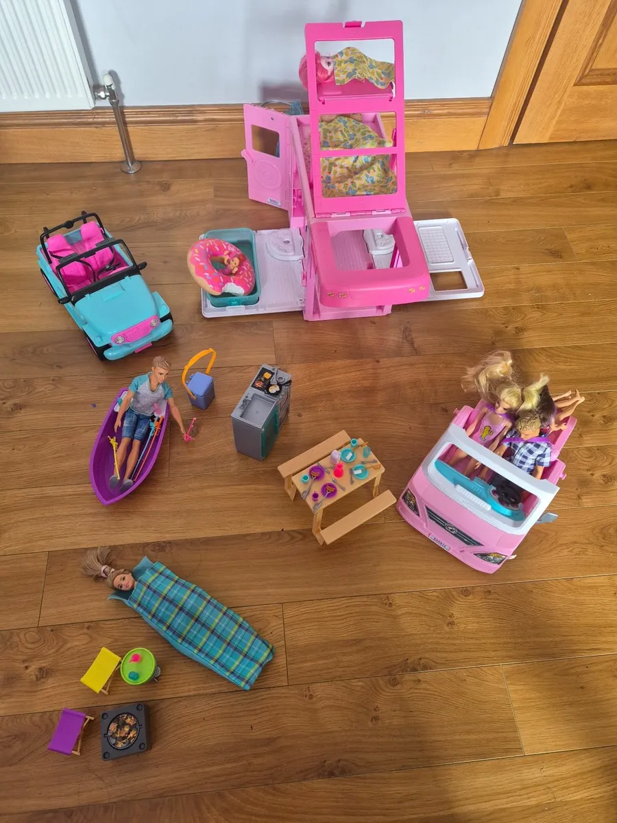 Barbie campervan set & dolls - Image 1
